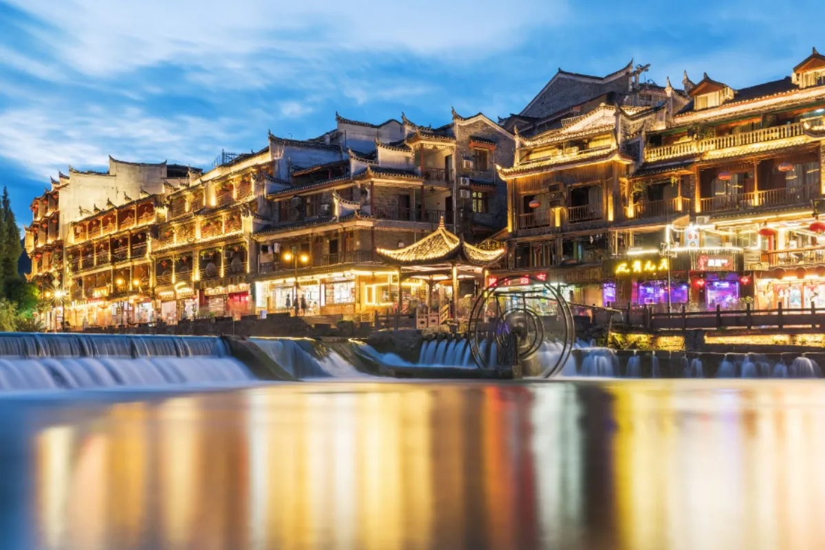 Điếu Cước Lâu trong tour Phượng Hoàng Cổ Trấn