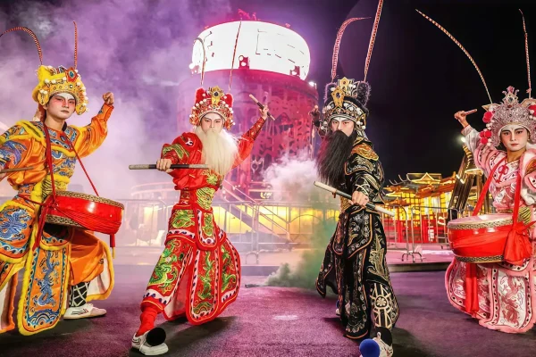 Nam NInh Chi Dạ trong trong tour Trung Quốc đường bộ