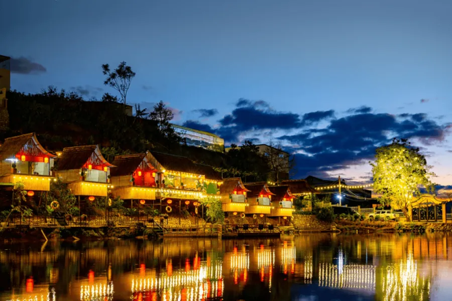 Phượng Hoàng Cổ Trấn