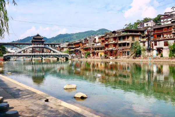 Phượng Hoàng Cổ Trấn